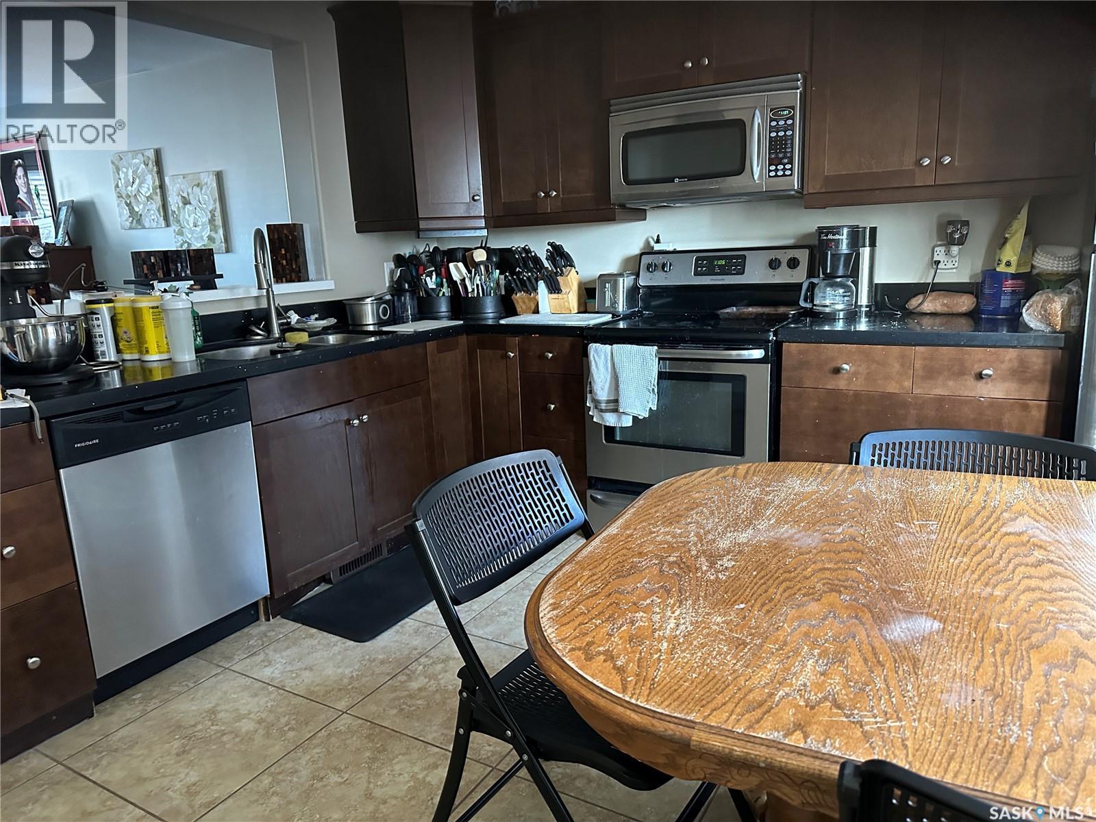 18 880 5Th Street, Weyburn, SK - Indoor Photo Showing Kitchen With Double Sink
