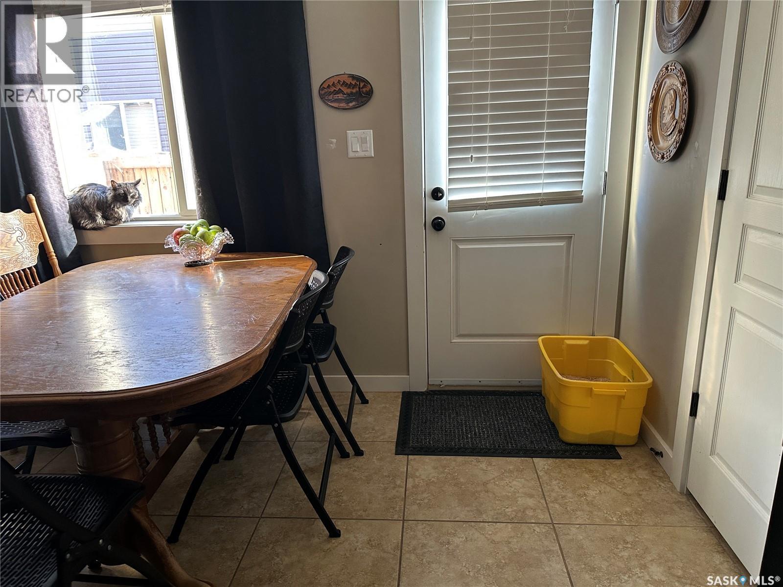18 880 5Th Street, Weyburn, SK - Indoor Photo Showing Dining Room