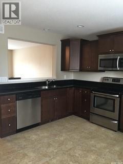 18 880 5Th Street, Weyburn, SK - Indoor Photo Showing Kitchen