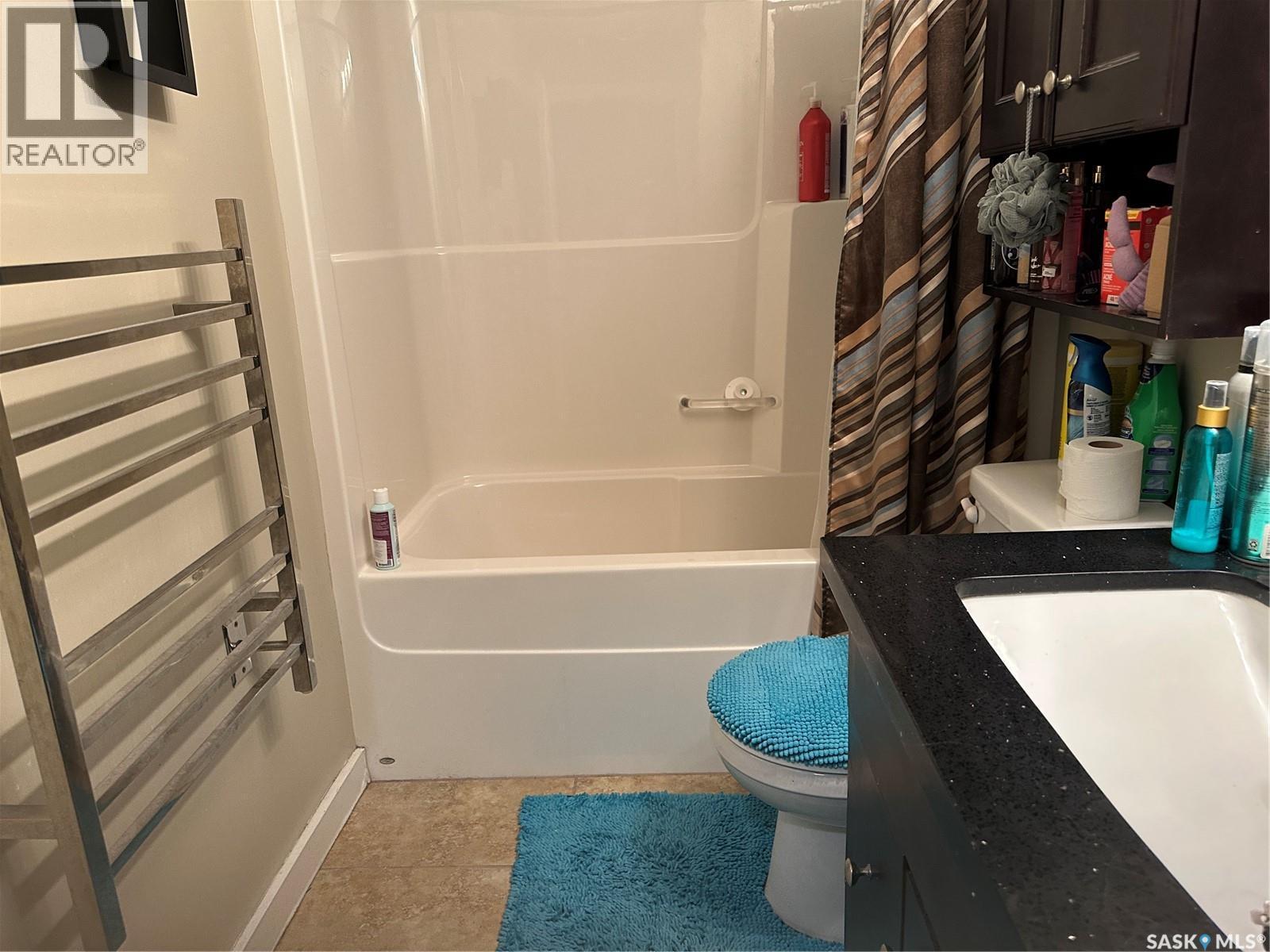 18 880 5Th Street, Weyburn, SK - Indoor Photo Showing Bathroom