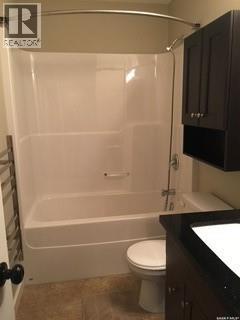 18 880 5Th Street, Weyburn, SK - Indoor Photo Showing Bathroom
