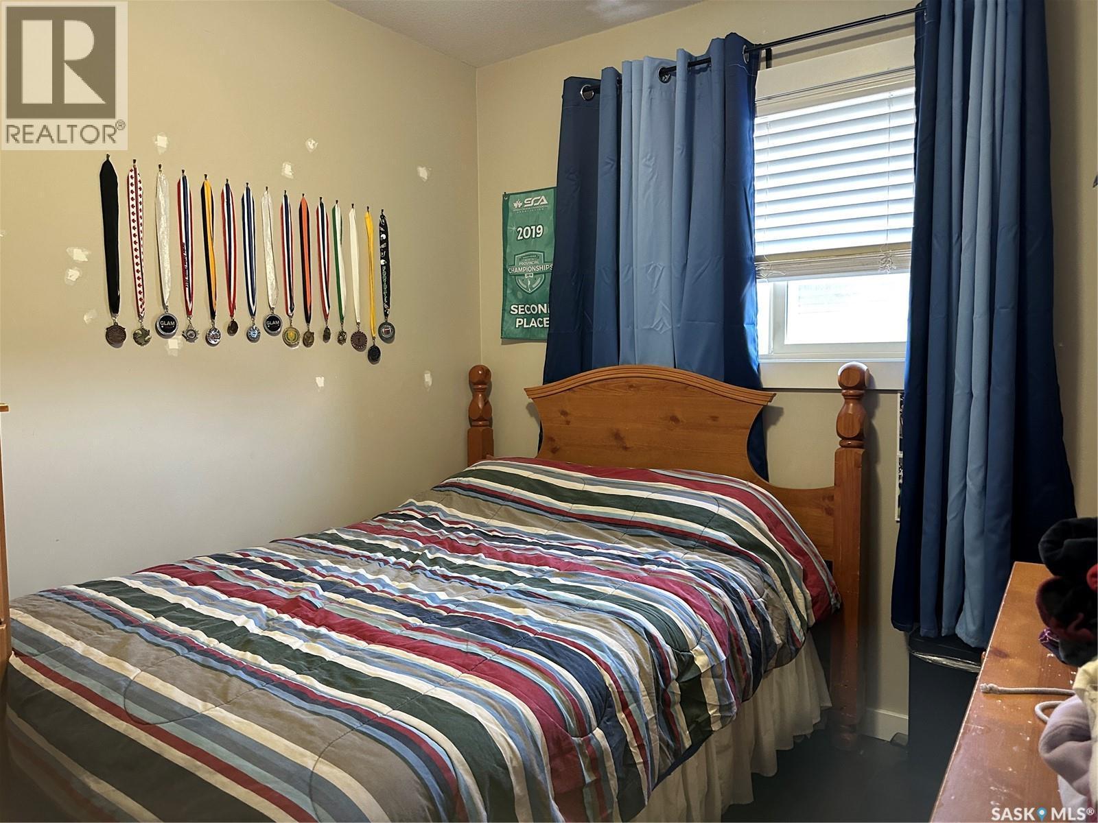 18 880 5Th Street, Weyburn, SK - Indoor Photo Showing Bedroom