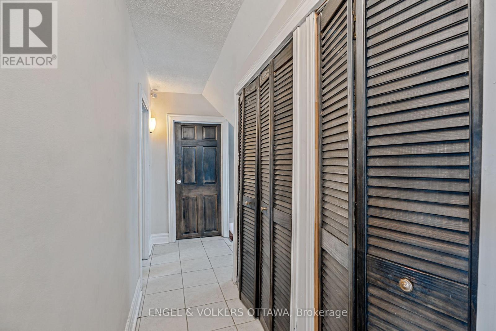 Ample storage space - 477 Booth Street, Ottawa, ON -