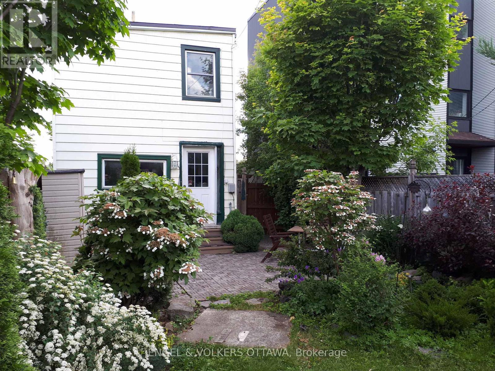 Summertime backyard oasis - 477 Booth Street, Ottawa, ON - Outdoor With Exterior