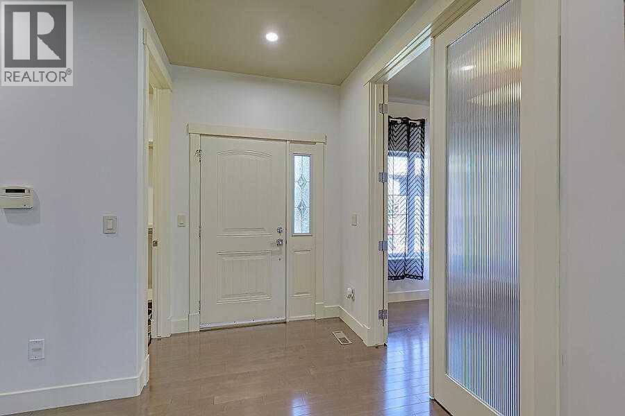 16 Rockcliff Point Nw, Calgary, AB - Indoor Photo Showing Other Room