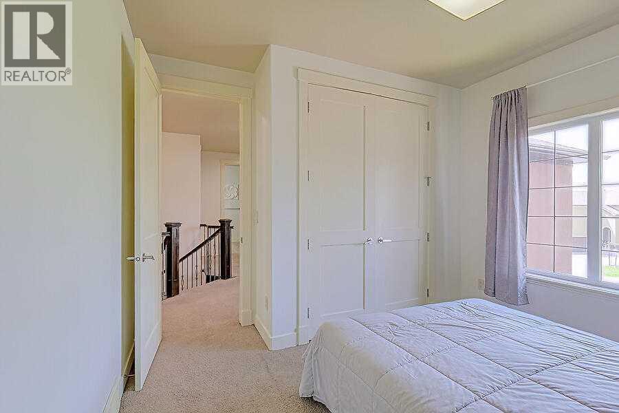 16 Rockcliff Point Nw, Calgary, AB - Indoor Photo Showing Bedroom