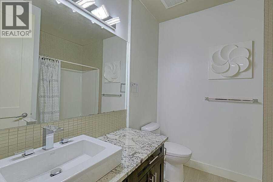 16 Rockcliff Point Nw, Calgary, AB - Indoor Photo Showing Bathroom