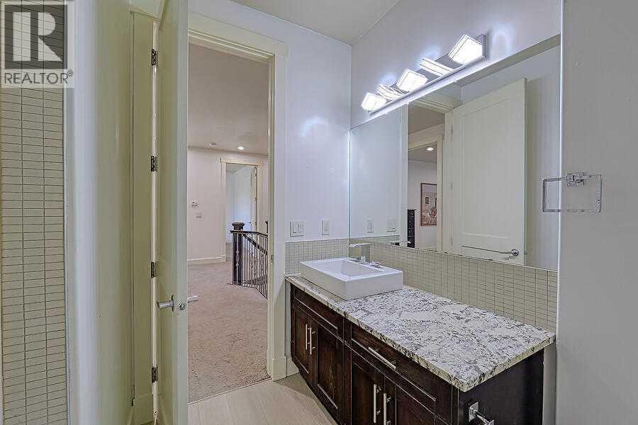 16 Rockcliff Point Nw, Calgary, AB - Indoor Photo Showing Bathroom