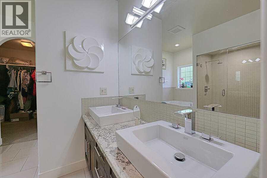 16 Rockcliff Point Nw, Calgary, AB - Indoor Photo Showing Bathroom