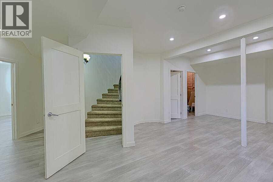 16 Rockcliff Point Nw, Calgary, AB - Indoor Photo Showing Other Room