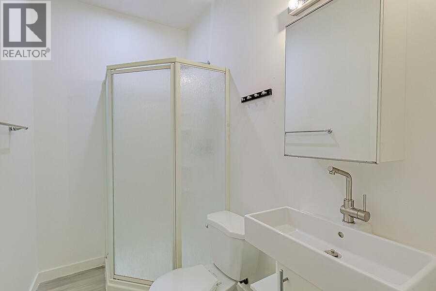 16 Rockcliff Point Nw, Calgary, AB - Indoor Photo Showing Bathroom