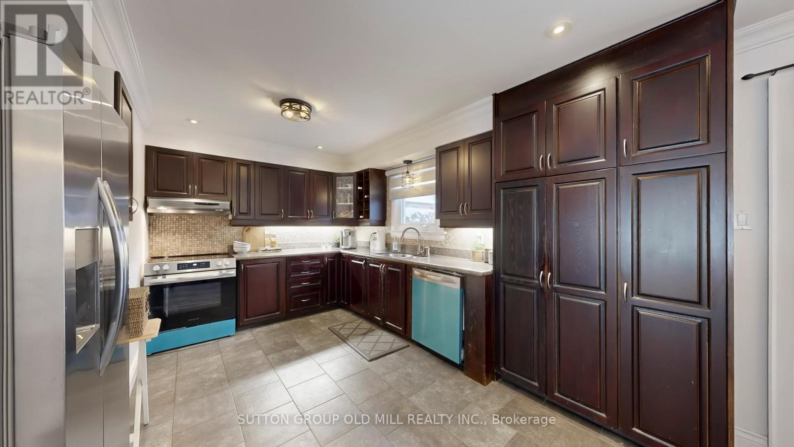 20 Springburn Crescent, Aurora, ON - Indoor Photo Showing Kitchen With Stainless Steel Kitchen