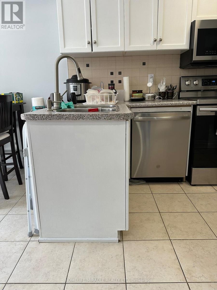 3918 Zenith Court, Mississauga, ON - Indoor Photo Showing Kitchen With Double Sink