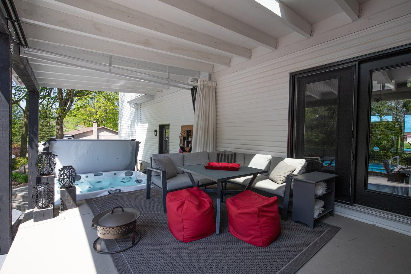 Terrasse - 35 Rue D'Arvida, Granby, QC - With Exterior
