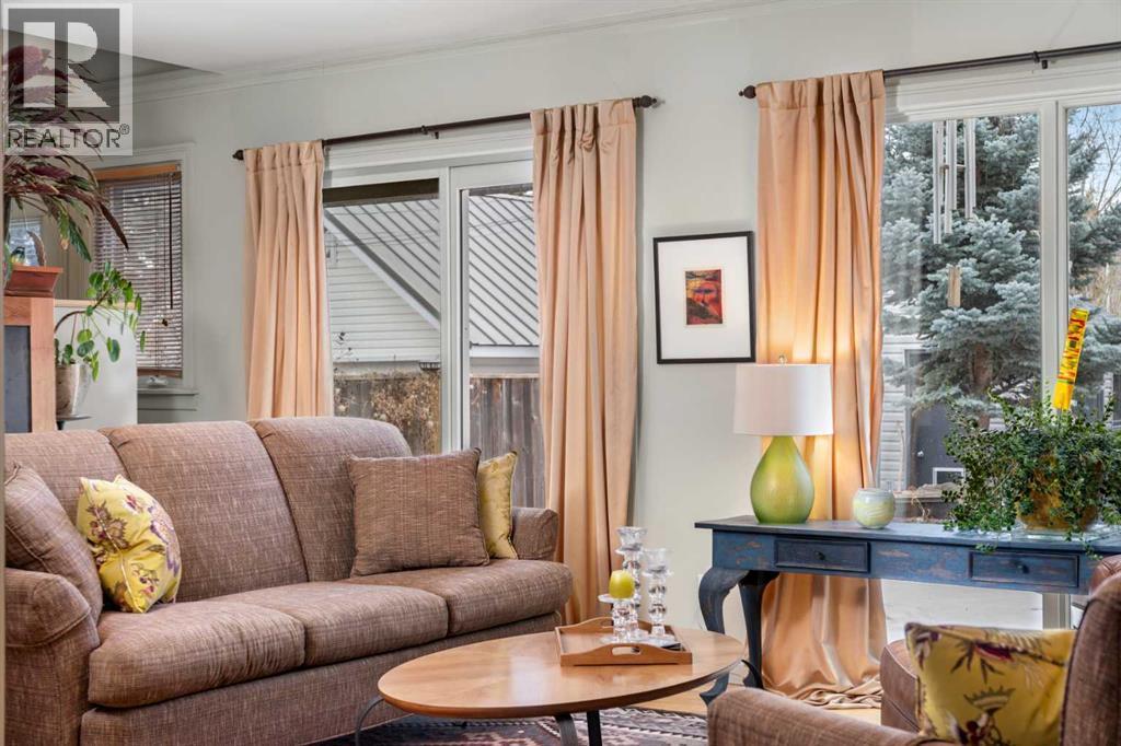 1929 6 Avenue Nw, Calgary, AB - Indoor Photo Showing Living Room