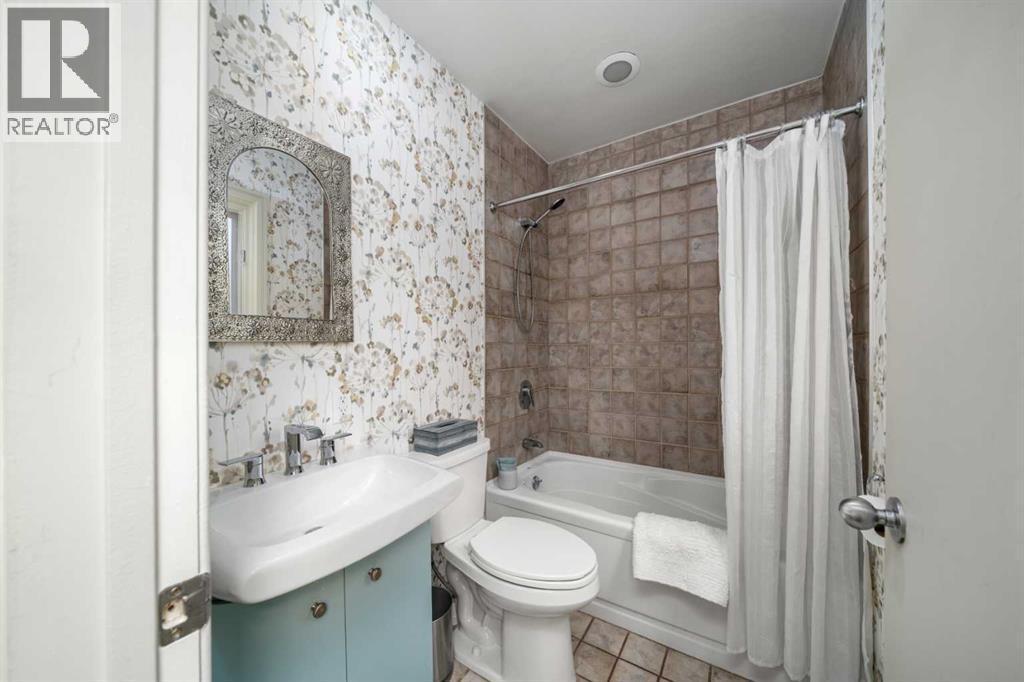 1929 6 Avenue Nw, Calgary, AB - Indoor Photo Showing Bathroom