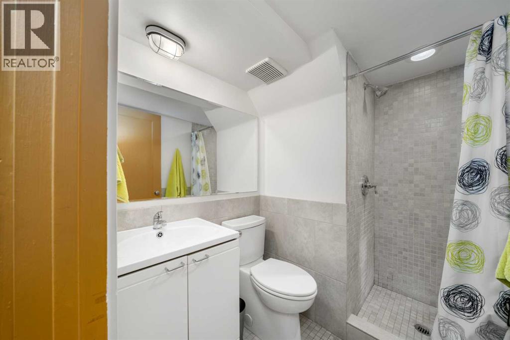 1929 6 Avenue Nw, Calgary, AB - Indoor Photo Showing Bathroom