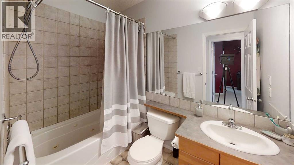 624 51 Avenue, Coalhurst, AB - Indoor Photo Showing Bathroom