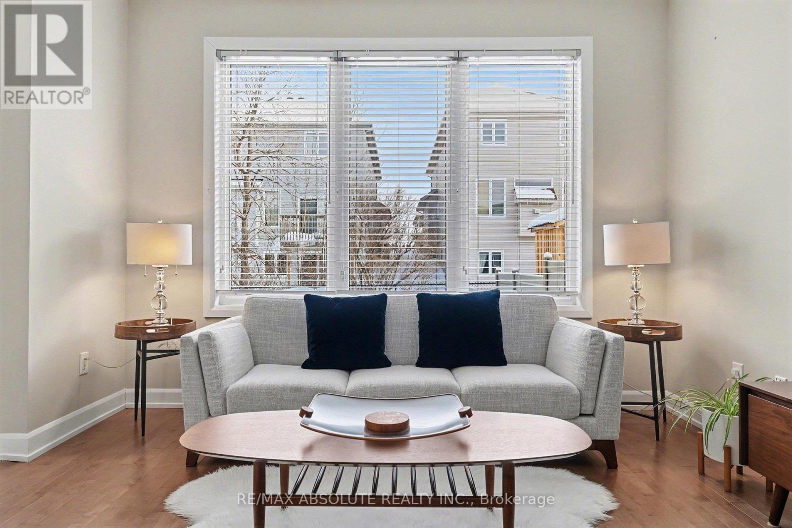 633 Geranium Walk, Ottawa, ON - Indoor Photo Showing Living Room