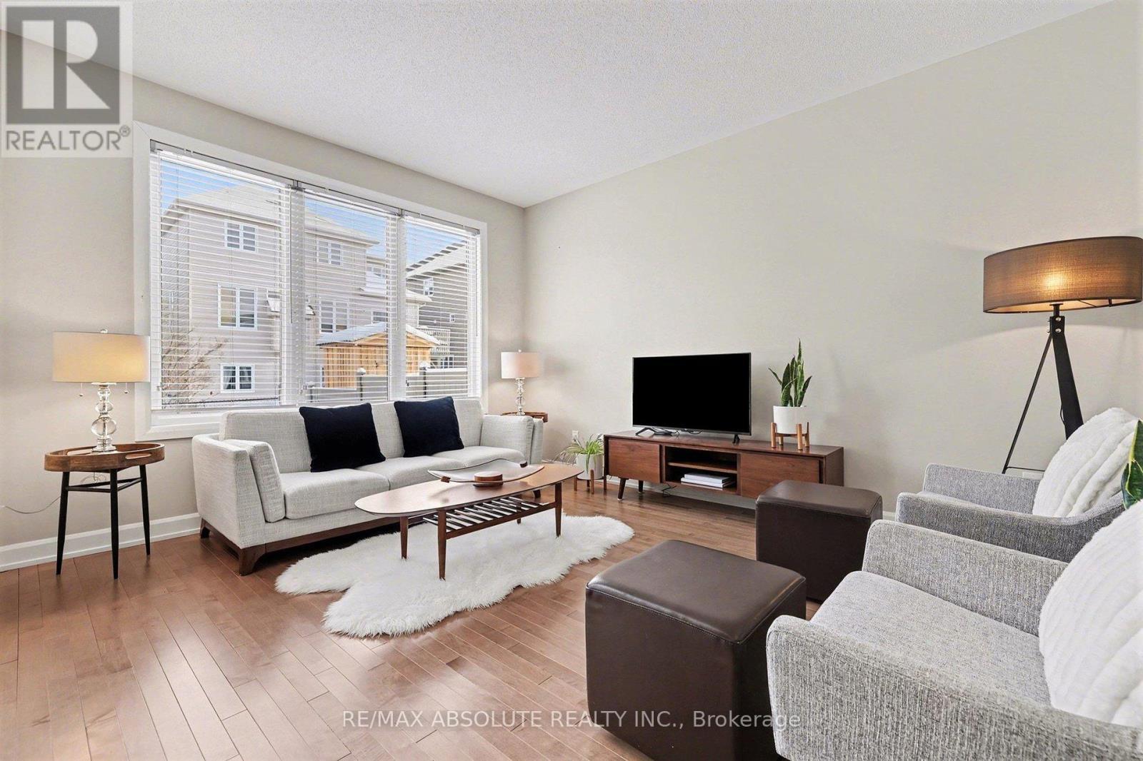 633 Geranium Walk, Ottawa, ON - Indoor Photo Showing Living Room