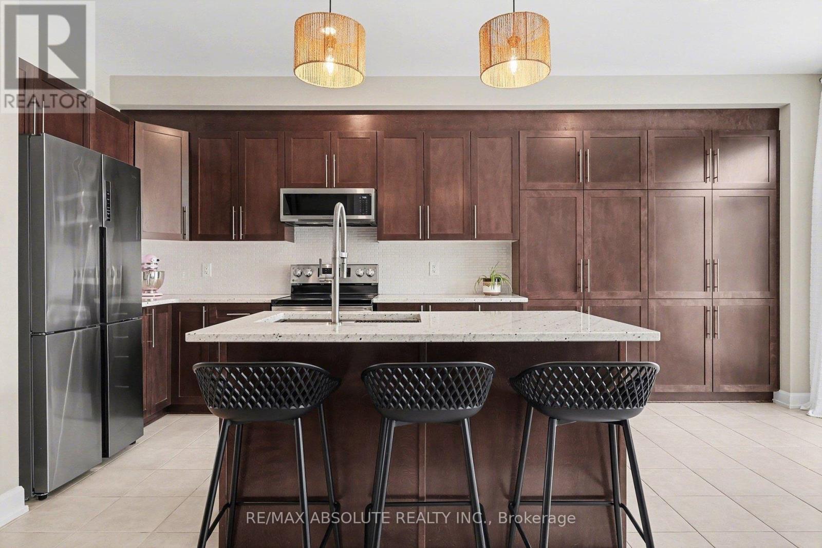 633 Geranium Walk, Ottawa, ON - Indoor Photo Showing Kitchen With Double Sink With Upgraded Kitchen