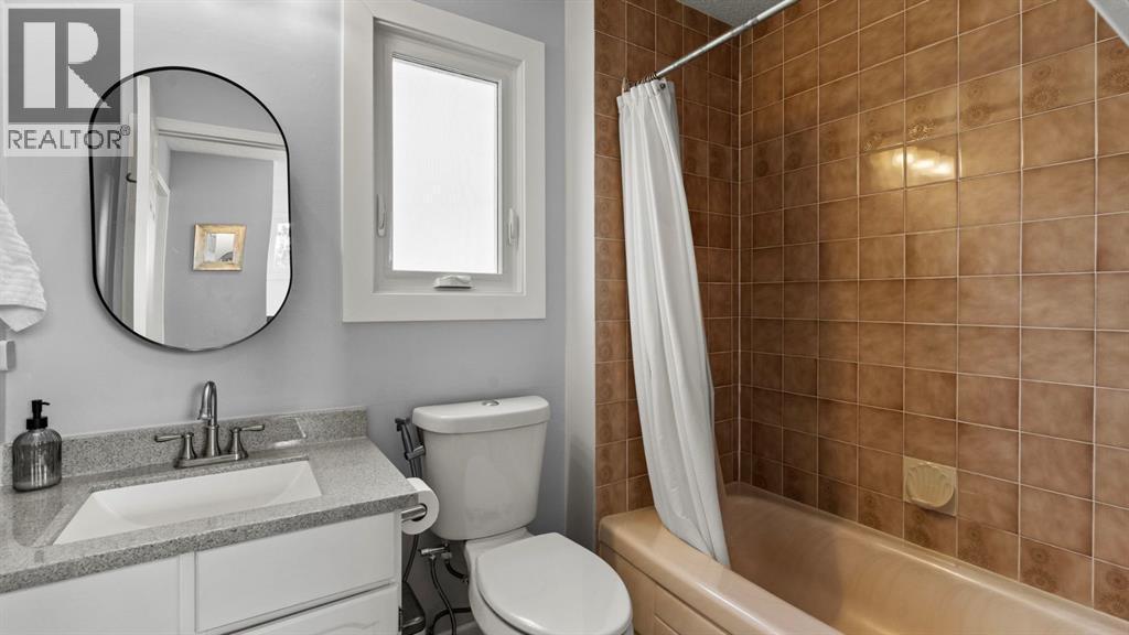 161 Macewan Glen Drive Nw, Calgary, AB - Indoor Photo Showing Bathroom