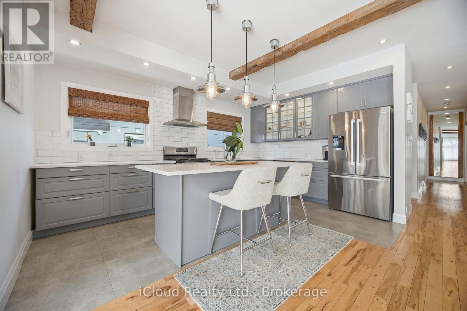 1061 Johnathan Drive, Mississauga, ON - Indoor Photo Showing Kitchen With Upgraded Kitchen