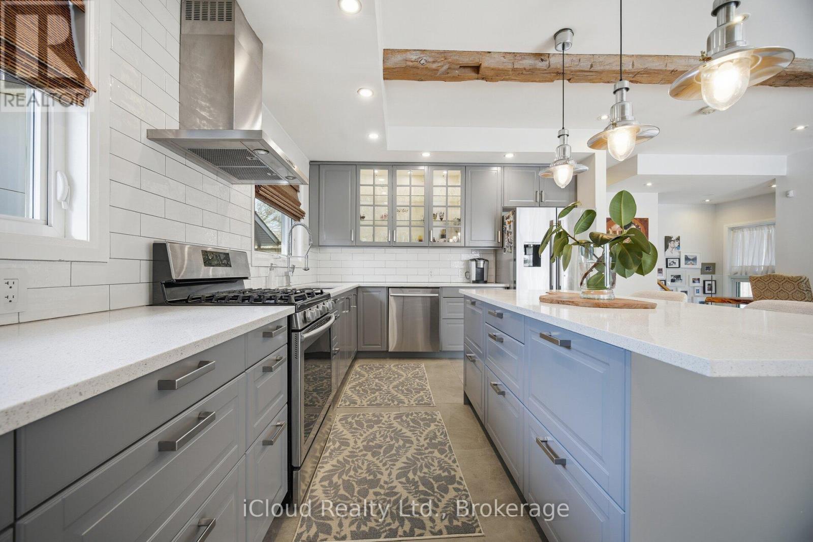 1061 Johnathan Drive, Mississauga, ON - Indoor Photo Showing Kitchen With Upgraded Kitchen