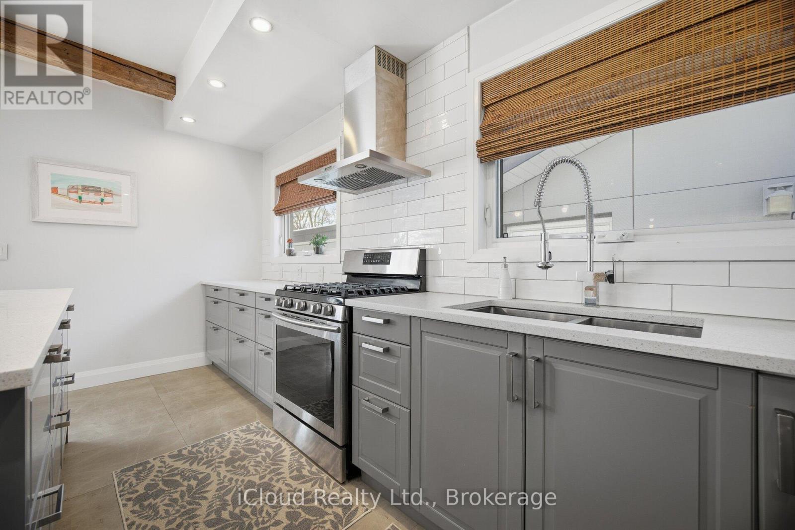 1061 Johnathan Drive, Mississauga, ON - Indoor Photo Showing Kitchen With Double Sink With Upgraded Kitchen