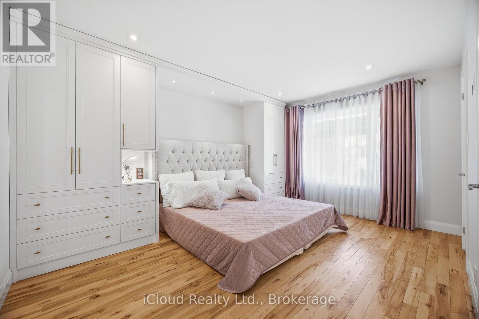 1061 Johnathan Drive, Mississauga, ON - Indoor Photo Showing Bedroom