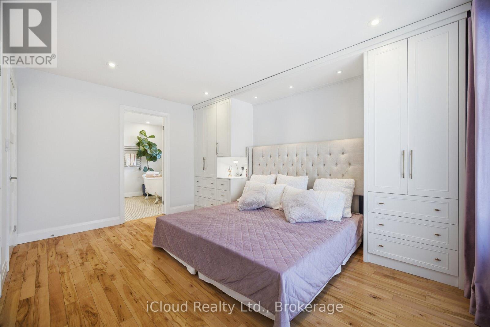 1061 Johnathan Drive, Mississauga, ON - Indoor Photo Showing Bedroom