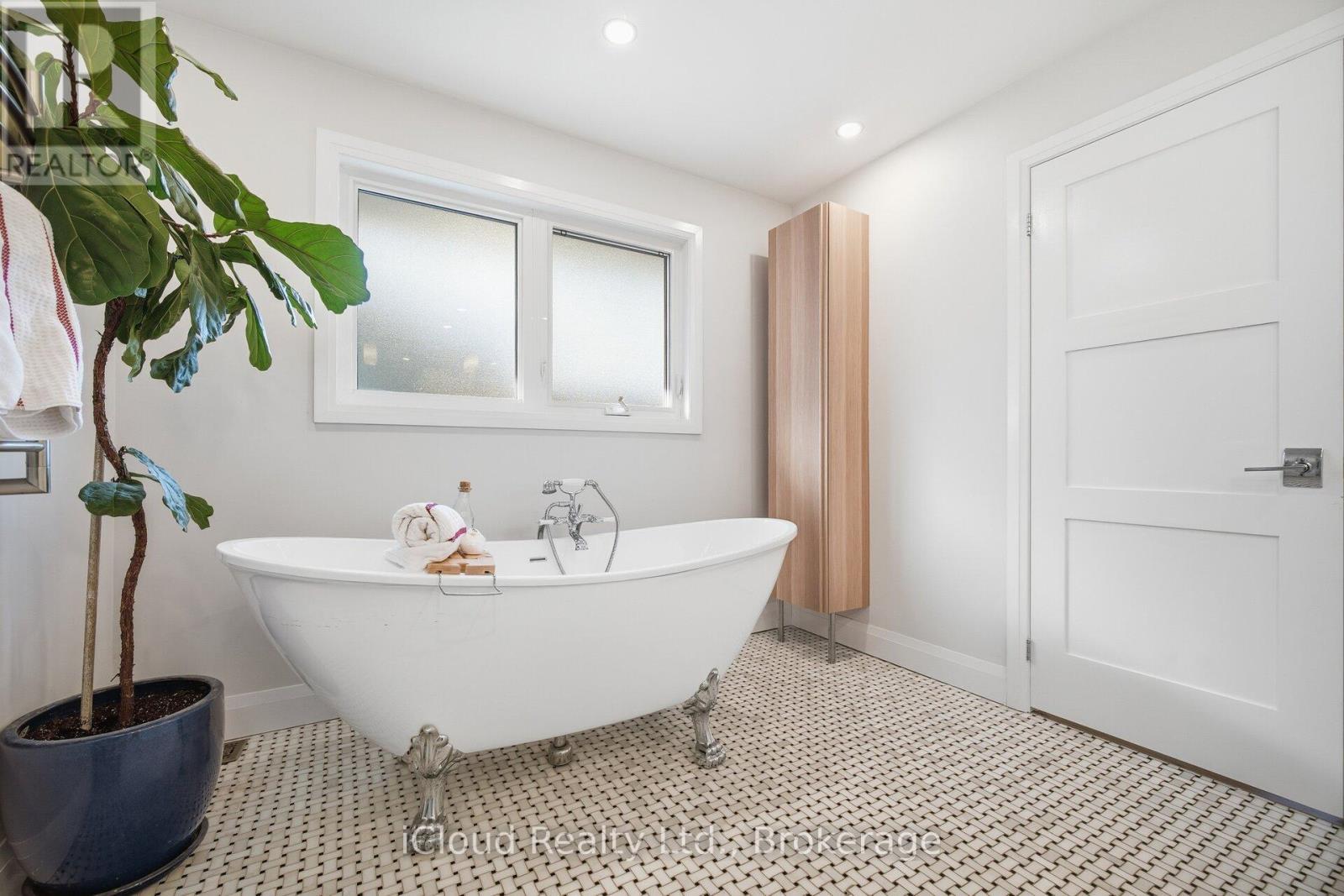 1061 Johnathan Drive, Mississauga, ON - Indoor Photo Showing Bathroom