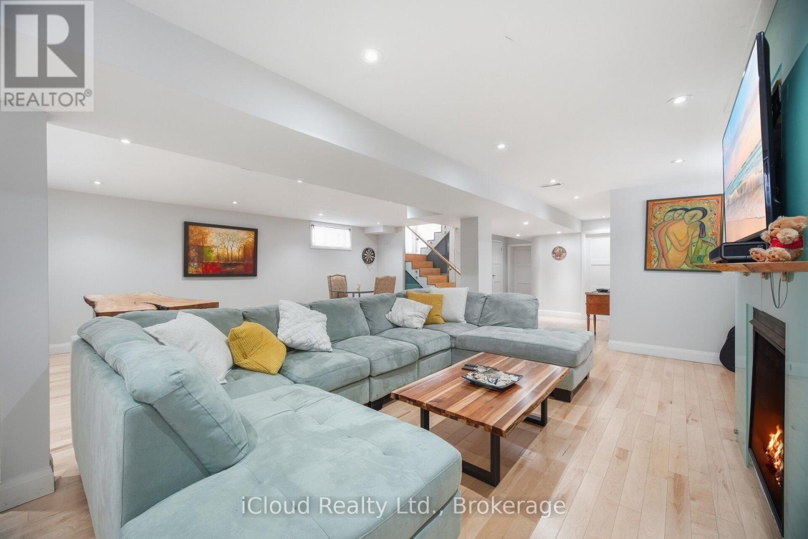 1061 Johnathan Drive, Mississauga, ON - Indoor Photo Showing Living Room