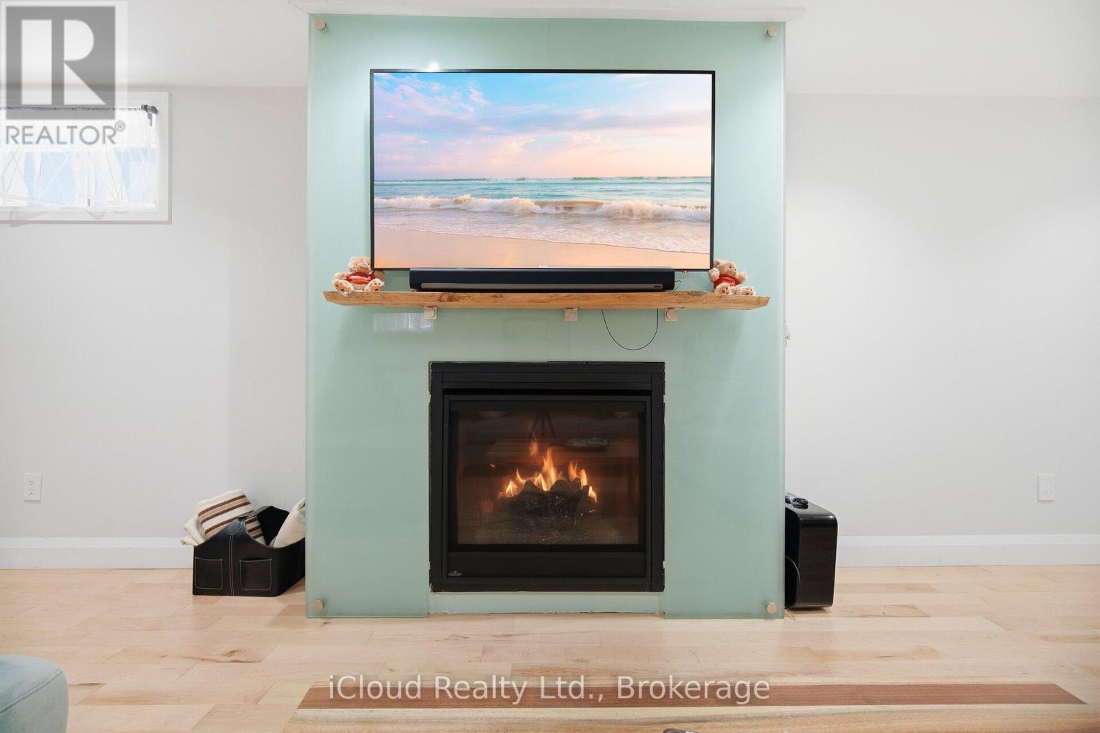 1061 Johnathan Drive, Mississauga, ON - Indoor Photo Showing Living Room With Fireplace