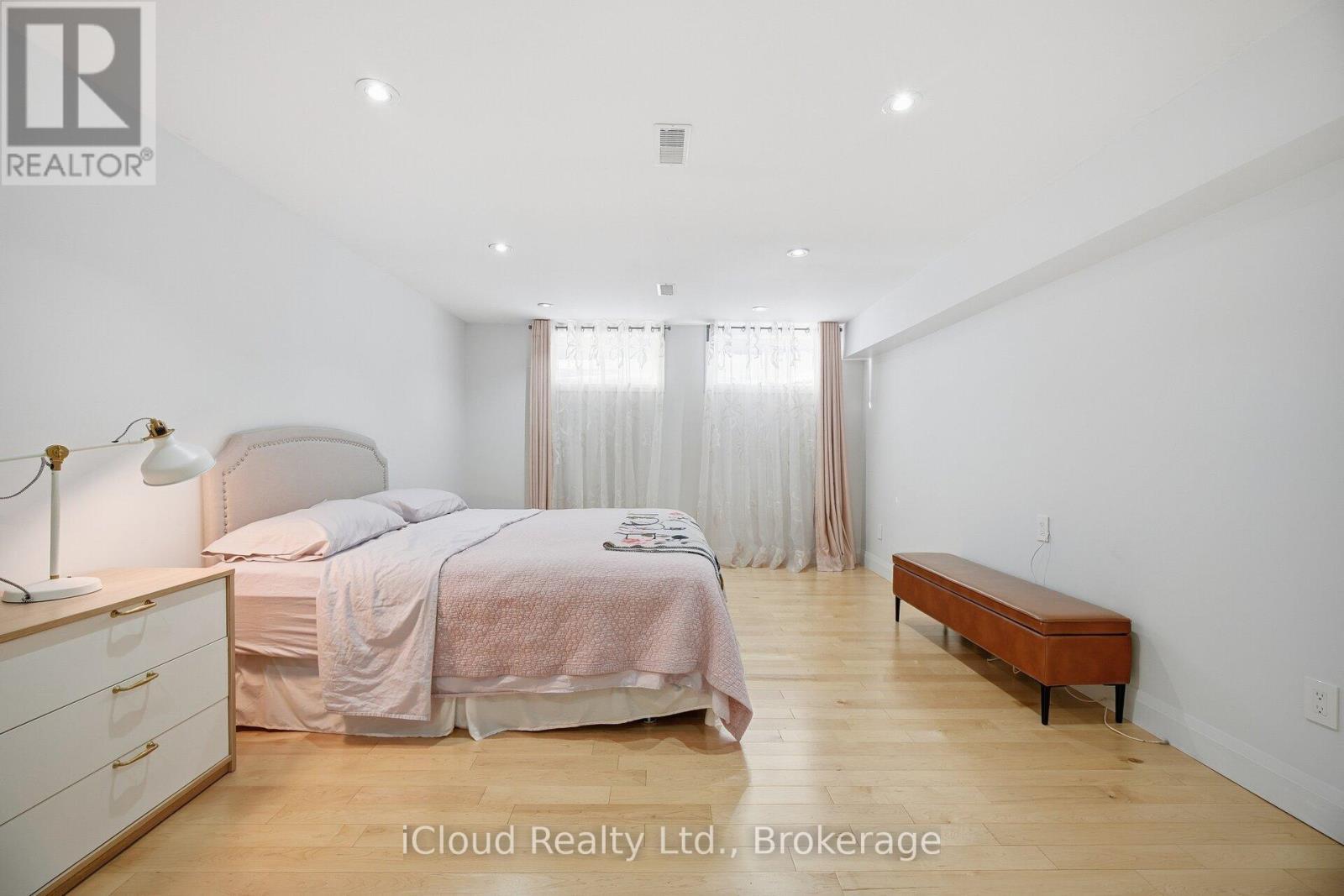 1061 Johnathan Drive, Mississauga, ON - Indoor Photo Showing Bedroom