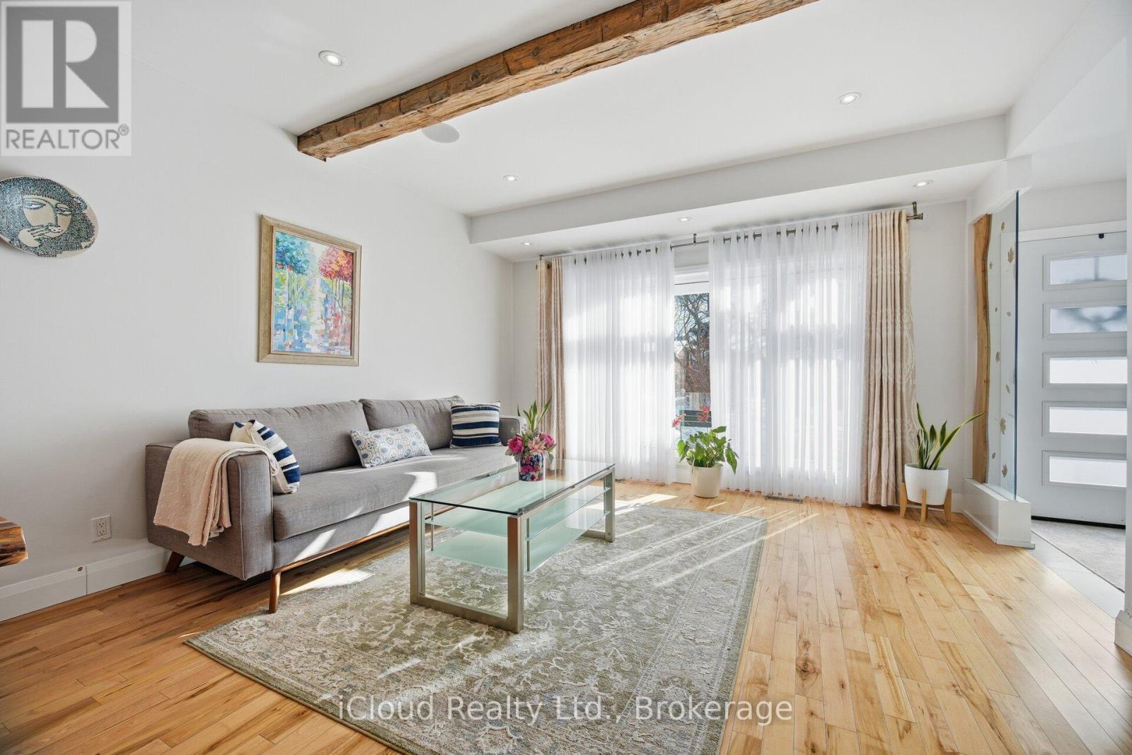 1061 Johnathan Drive, Mississauga, ON - Indoor Photo Showing Living Room