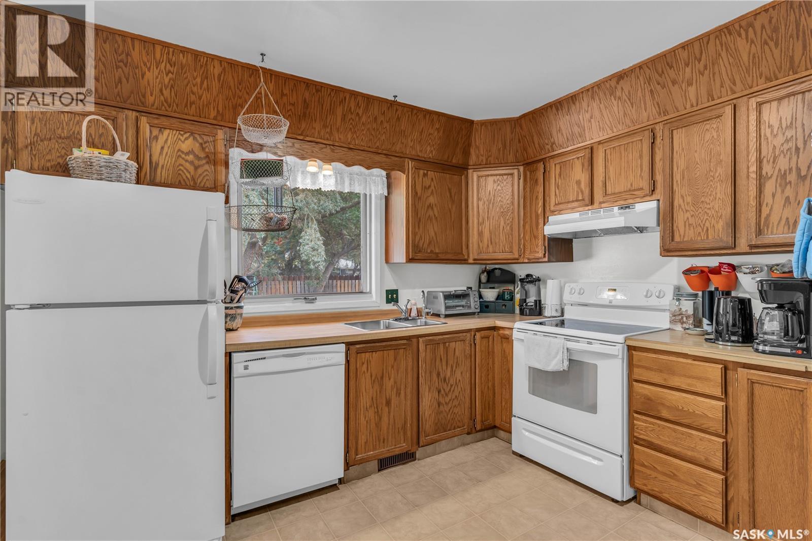 110 Salemka Crescent, Regina, SK - Indoor Photo Showing Kitchen