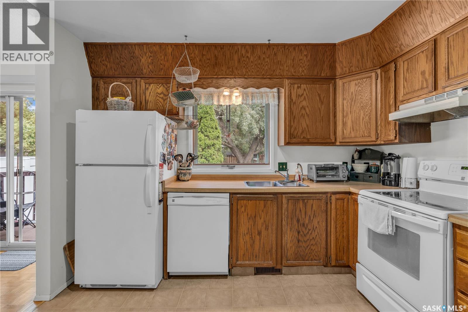 110 Salemka Crescent, Regina, SK - Indoor Photo Showing Kitchen With Double Sink