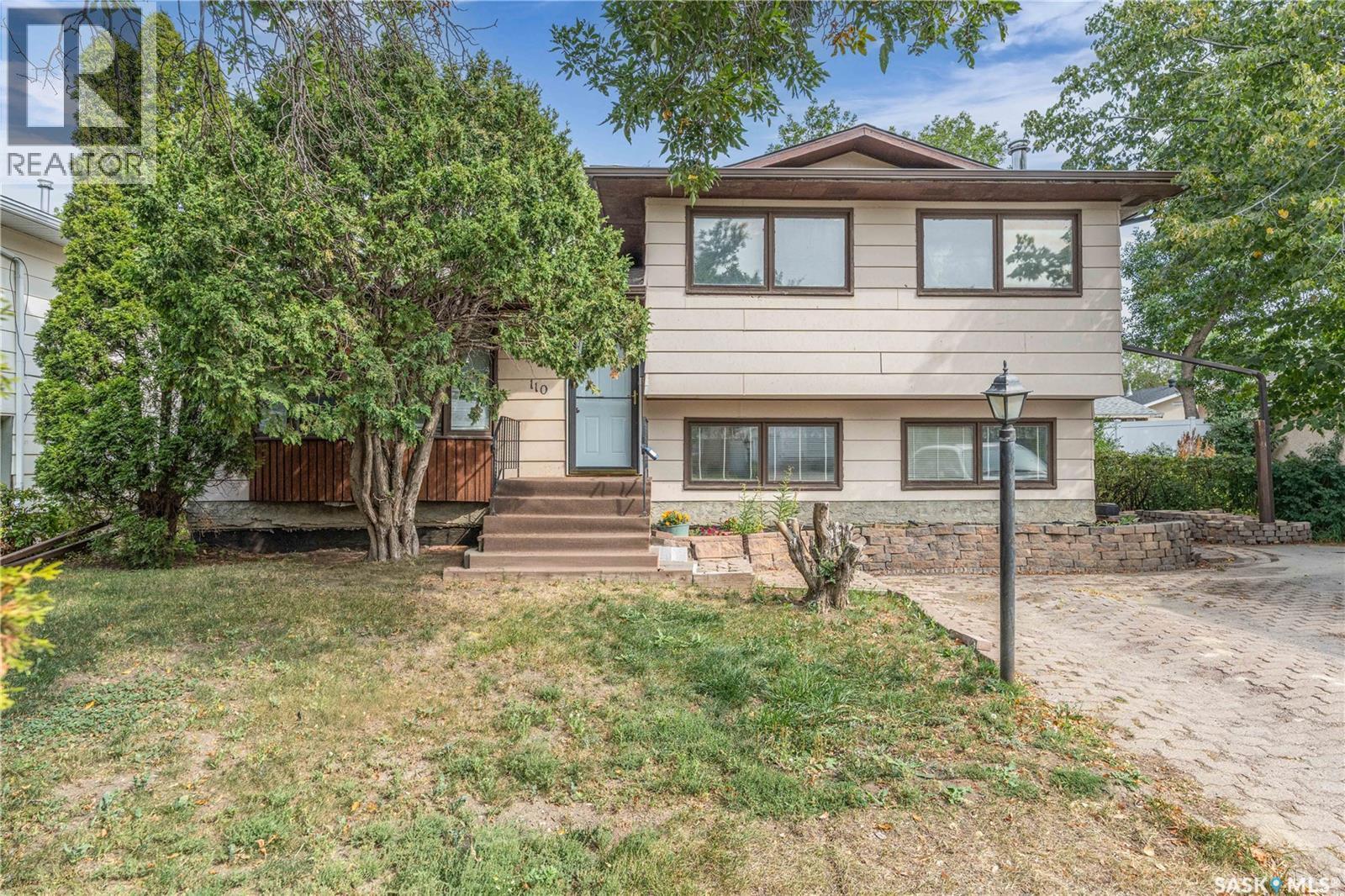 110 Salemka Crescent, Regina, SK - Outdoor