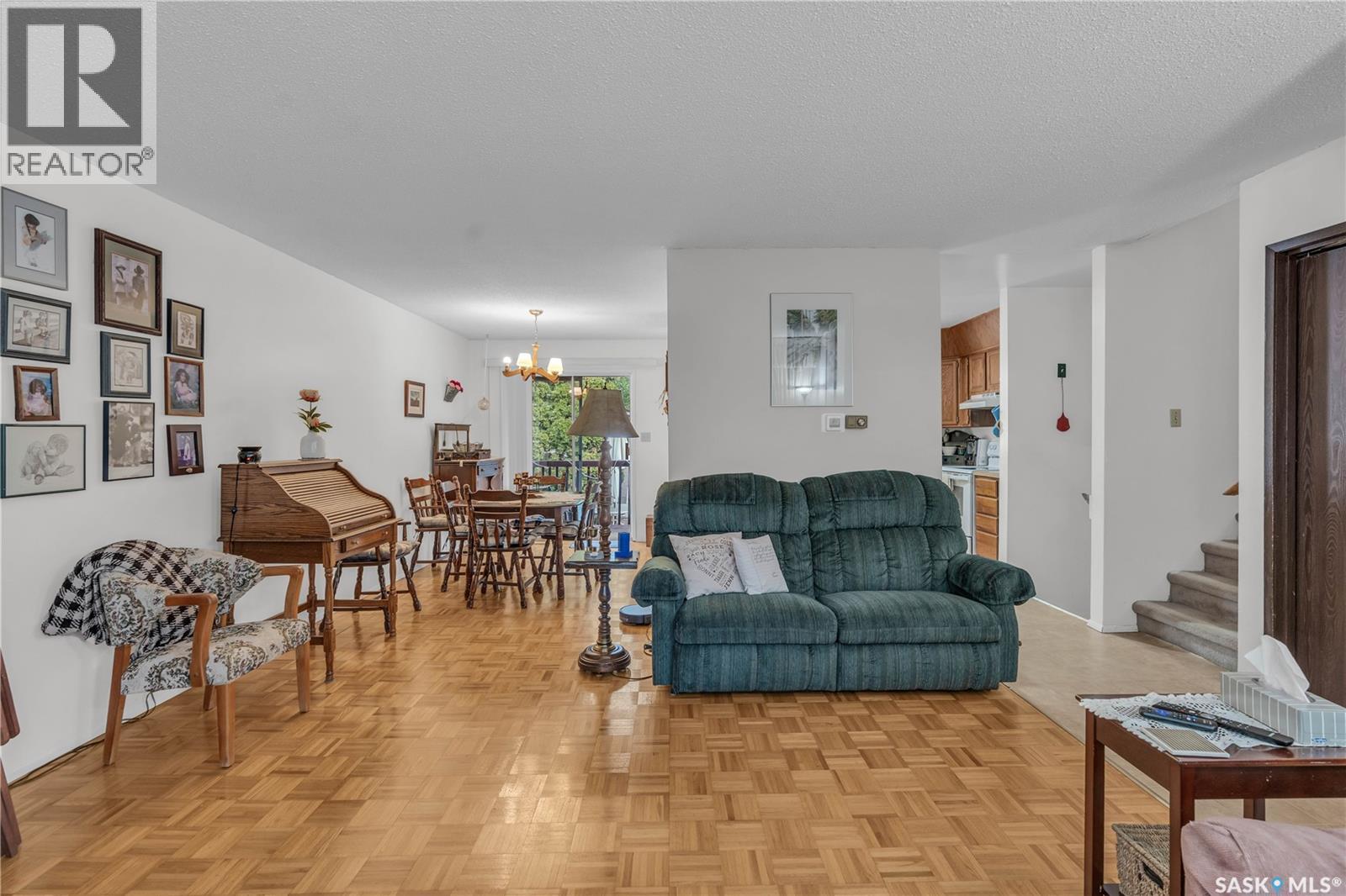 110 Salemka Crescent, Regina, SK - Indoor Photo Showing Living Room