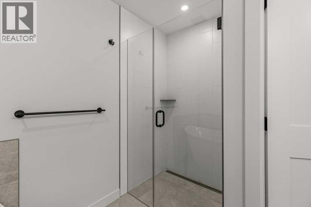 407, 1505 Spring Creek Gate, Canmore, AB - Indoor Photo Showing Bathroom