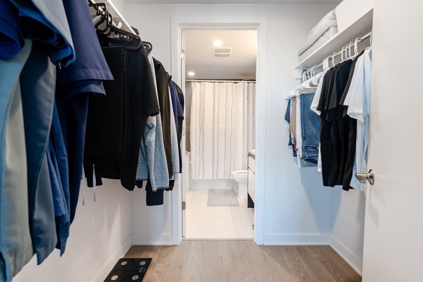 Penderie (Walk-in) - 1104-1188 Rue St-Antoine O., Montréal (Ville-Marie), QC - Indoor With Storage