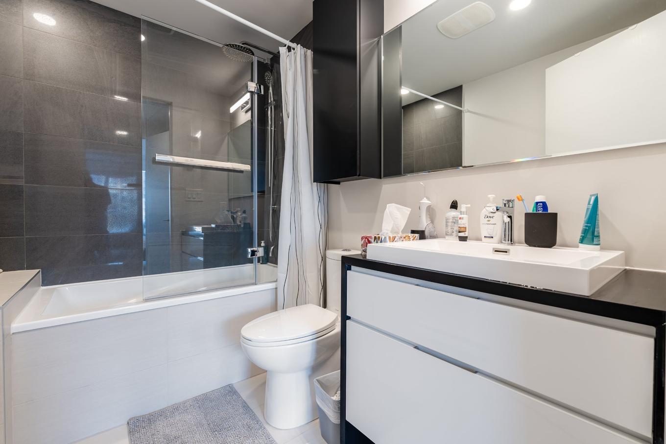 Salle de bains attenante à la CCP - 1104-1188 Rue St-Antoine O., Montréal (Ville-Marie), QC - Indoor Photo Showing Bathroom