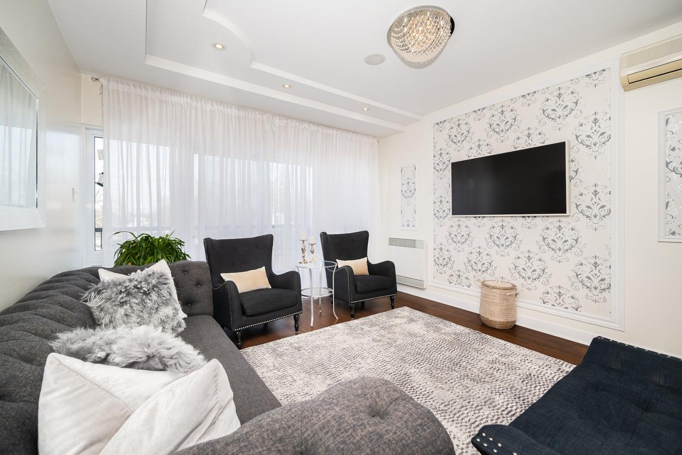 Living room - 308-346 Rue Laurier, Laval (Laval-Des-Rapides), QC - Indoor Photo Showing Living Room