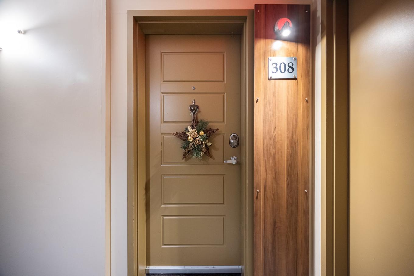 Hall - 308-346 Rue Laurier, Laval (Laval-Des-Rapides), QC - Indoor Photo Showing Other Room