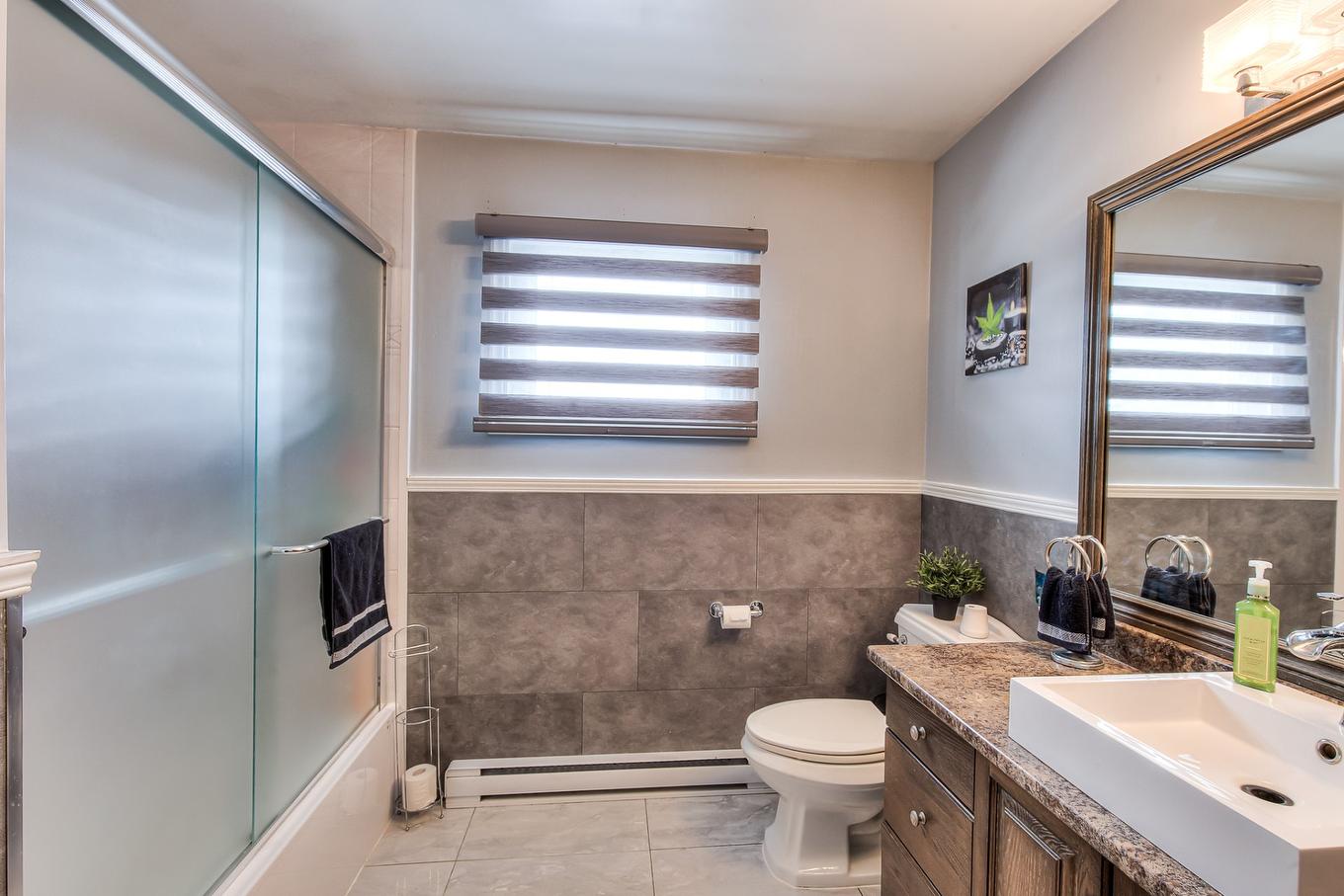 Bathroom - 1317 Rue Fletcher, Laval (Chomedey), QC - Indoor Photo Showing Bathroom