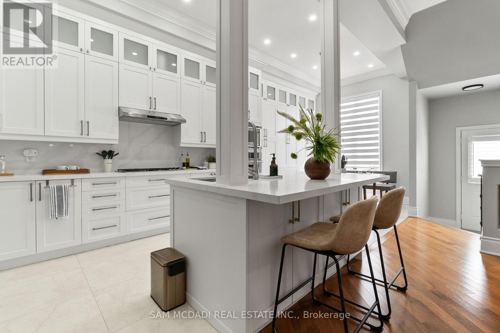 5227 Preservation Circle, Mississauga, ON - Indoor Photo Showing Kitchen With Upgraded Kitchen