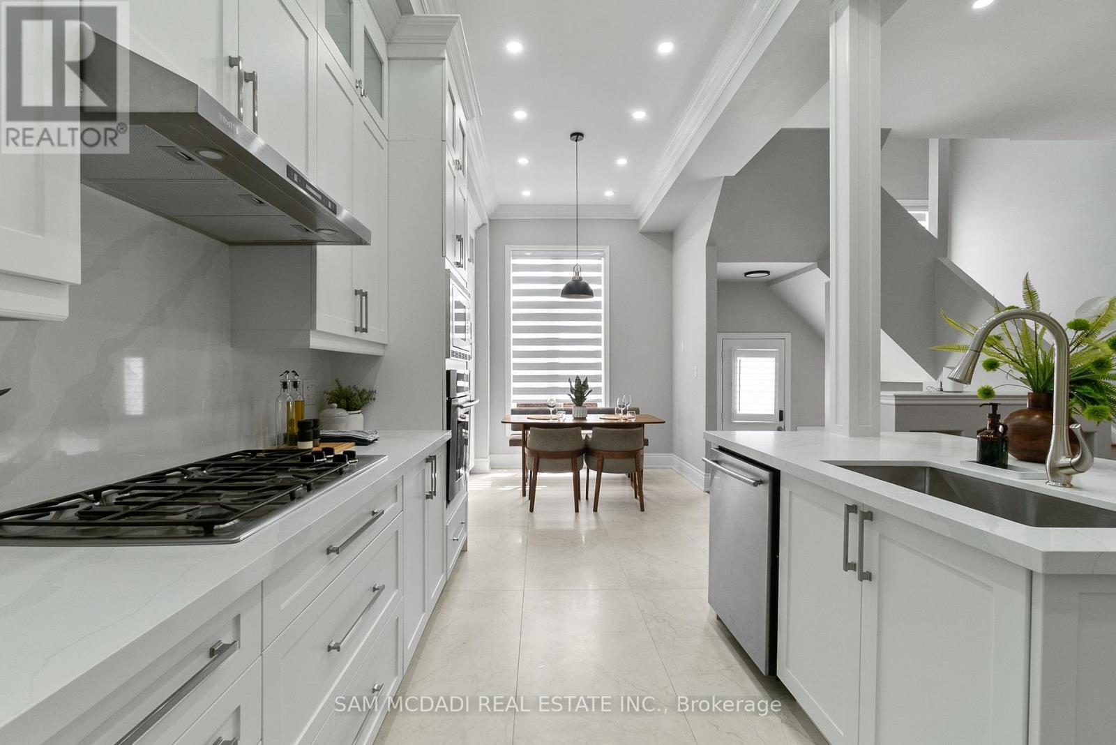 5227 Preservation Circle, Mississauga, ON - Indoor Photo Showing Kitchen With Upgraded Kitchen