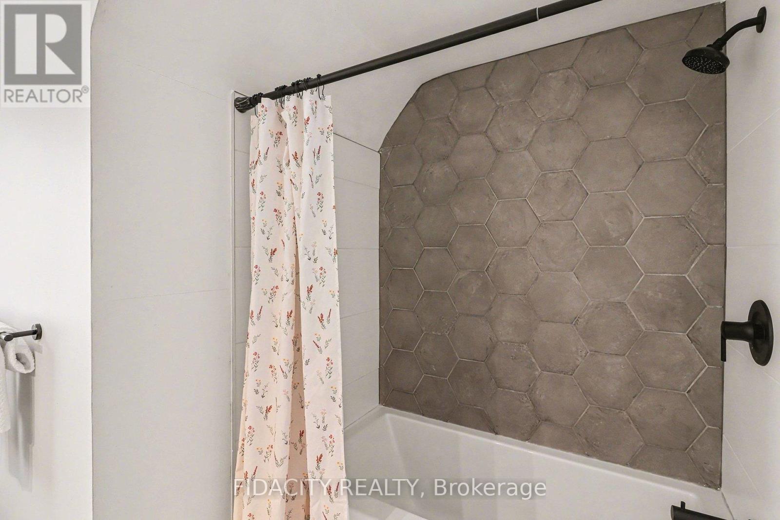 758 Smyth Road, Ottawa, ON - Indoor Photo Showing Bathroom