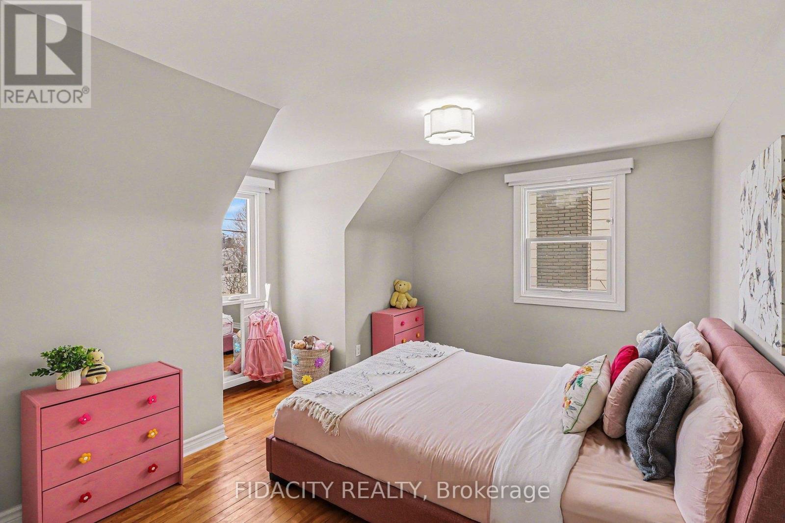 758 Smyth Road, Ottawa, ON - Indoor Photo Showing Bedroom